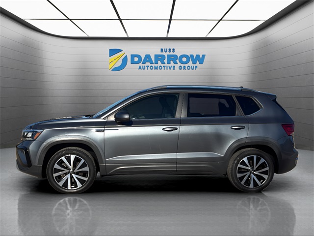 2022 Volkswagen Taos SE photo 2