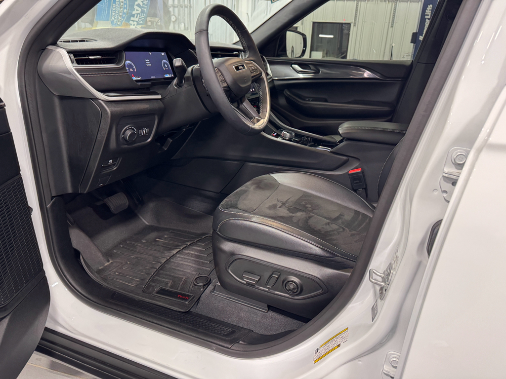 2023 Jeep Grand Cherokee Laredo Altitude photo 3