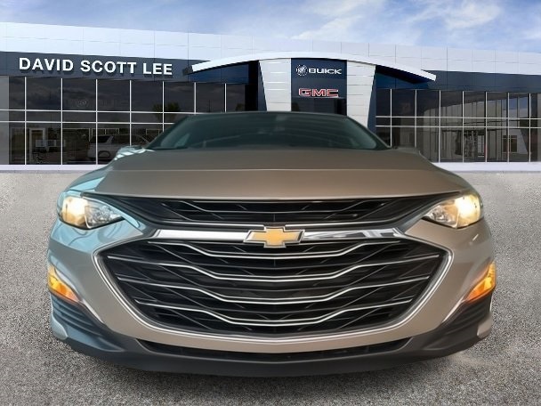 2025 Chevrolet Malibu photo 2