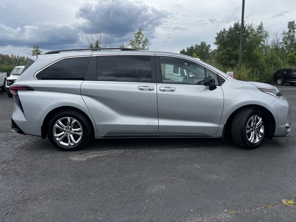 2022 Toyota Sienna XSE photo 24