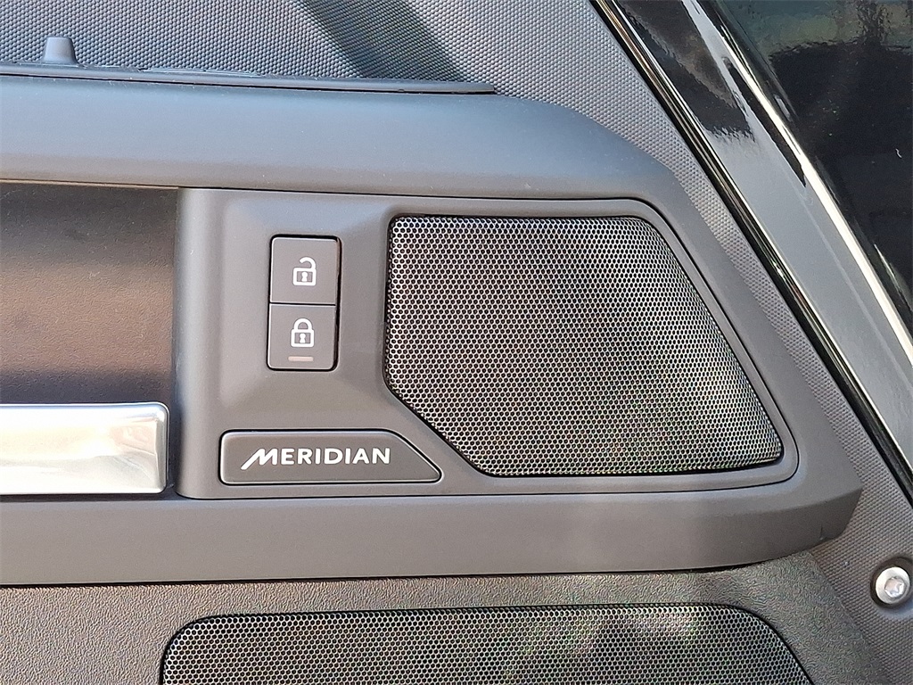 2025 Land Rover Defender 110 S photo 22