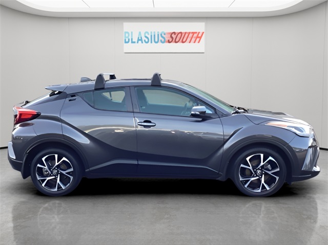 2022 Toyota C-HR XLE photo 2