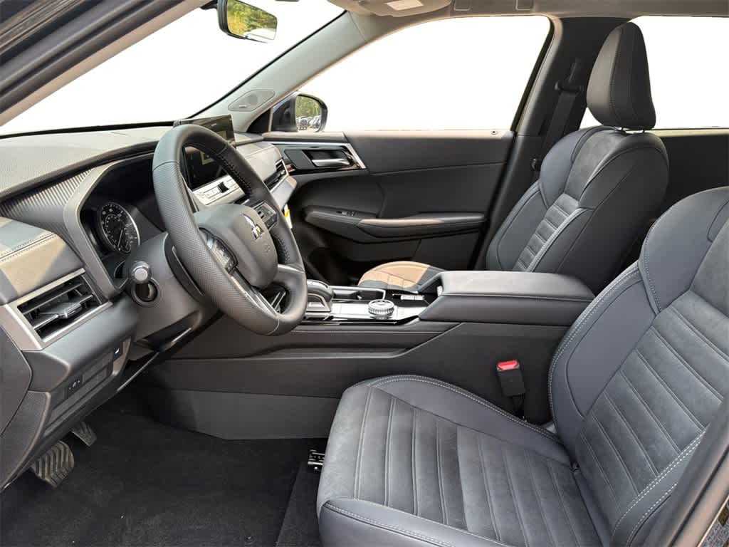 2025 Mitsubishi Outlander SE photo 3