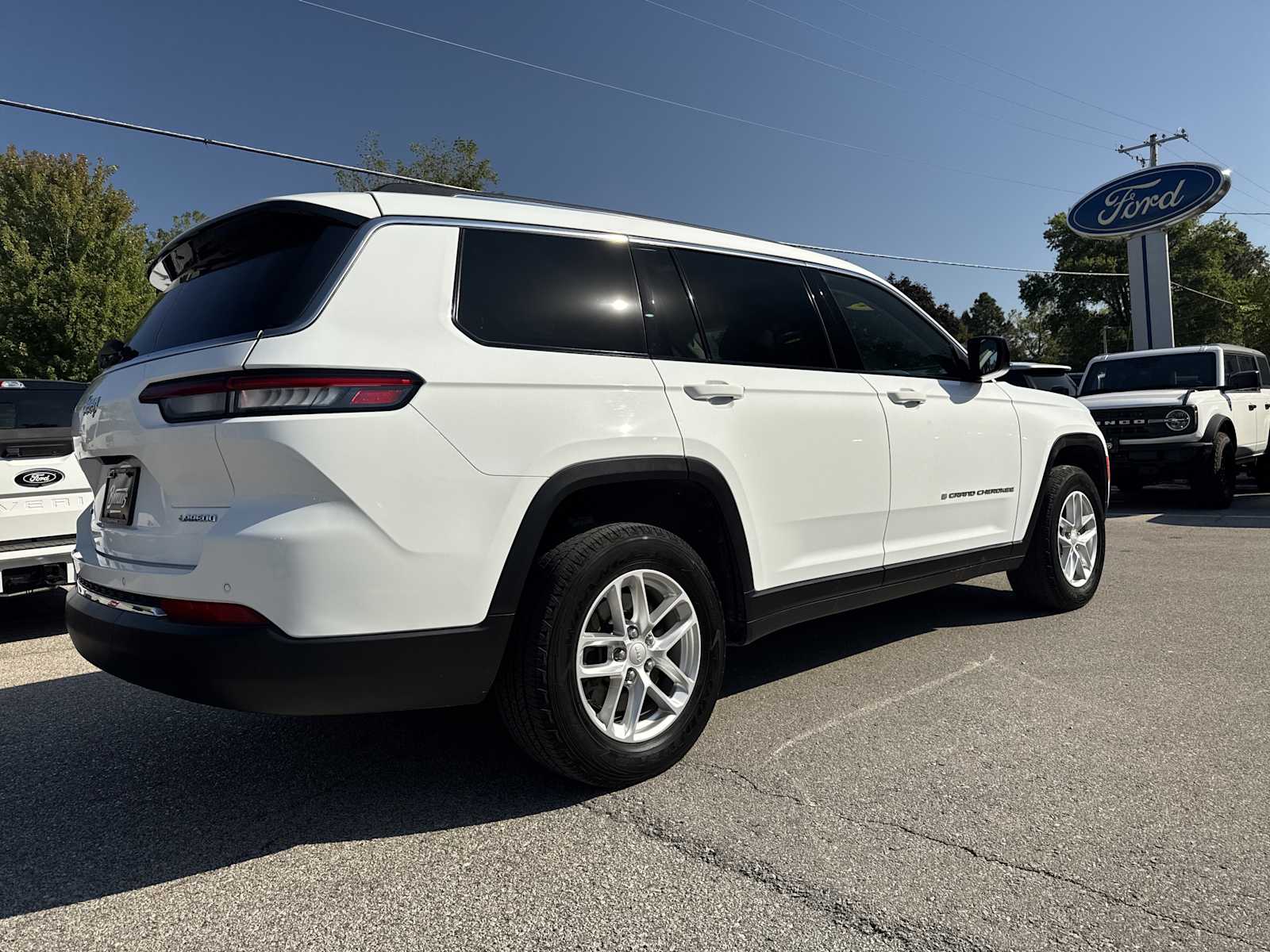 2022 Jeep Grand Cherokee Laredo photo 2