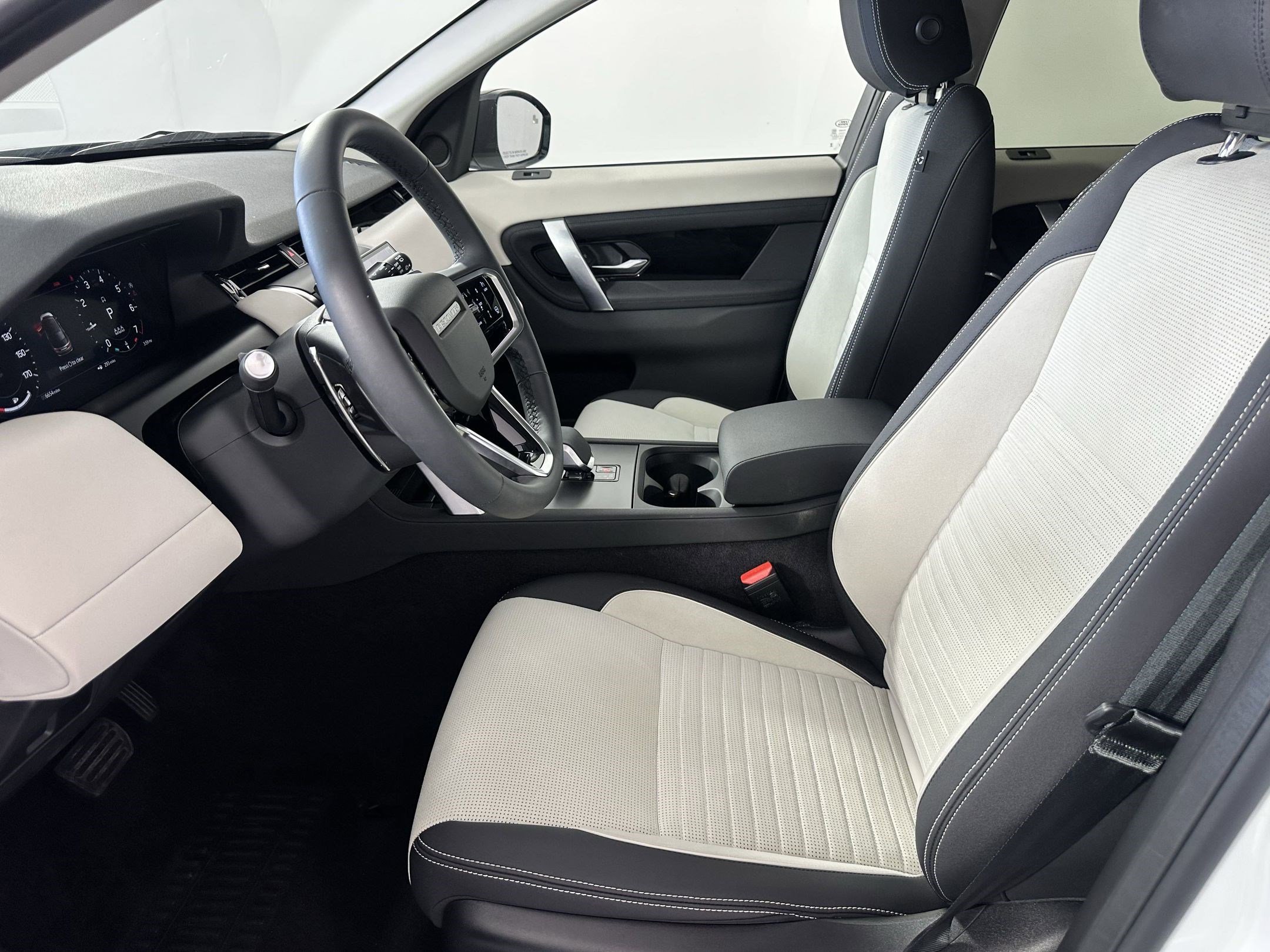 2024 Land Rover Discovery Sport S photo 4