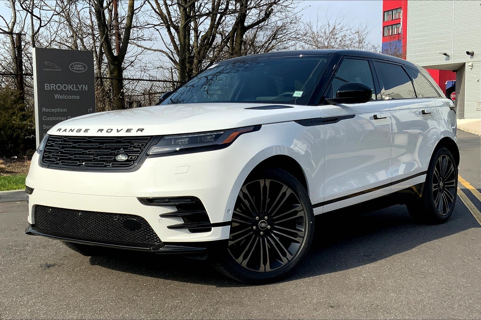 2026 Land Rover Range Rover Velar Dynamic SE's photo