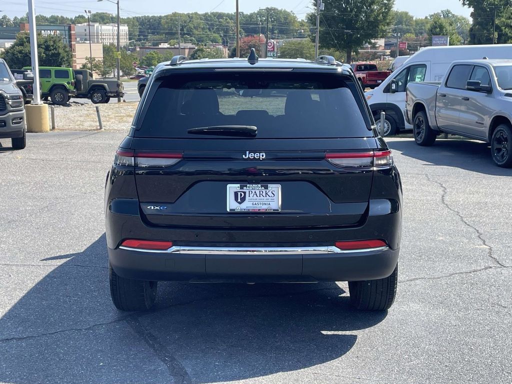 2023 Jeep Cherokee Base photo 4