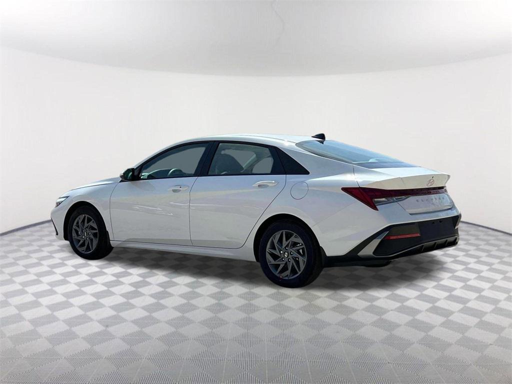 2025 Hyundai Elantra Hybrid Blue photo 4