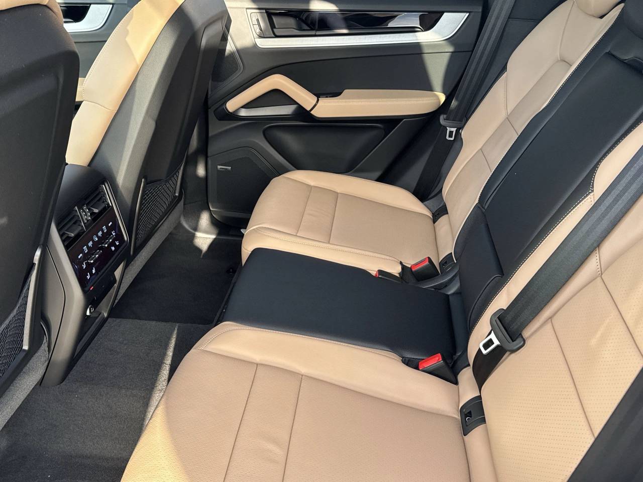 2025 Porsche Cayenne Base photo 15