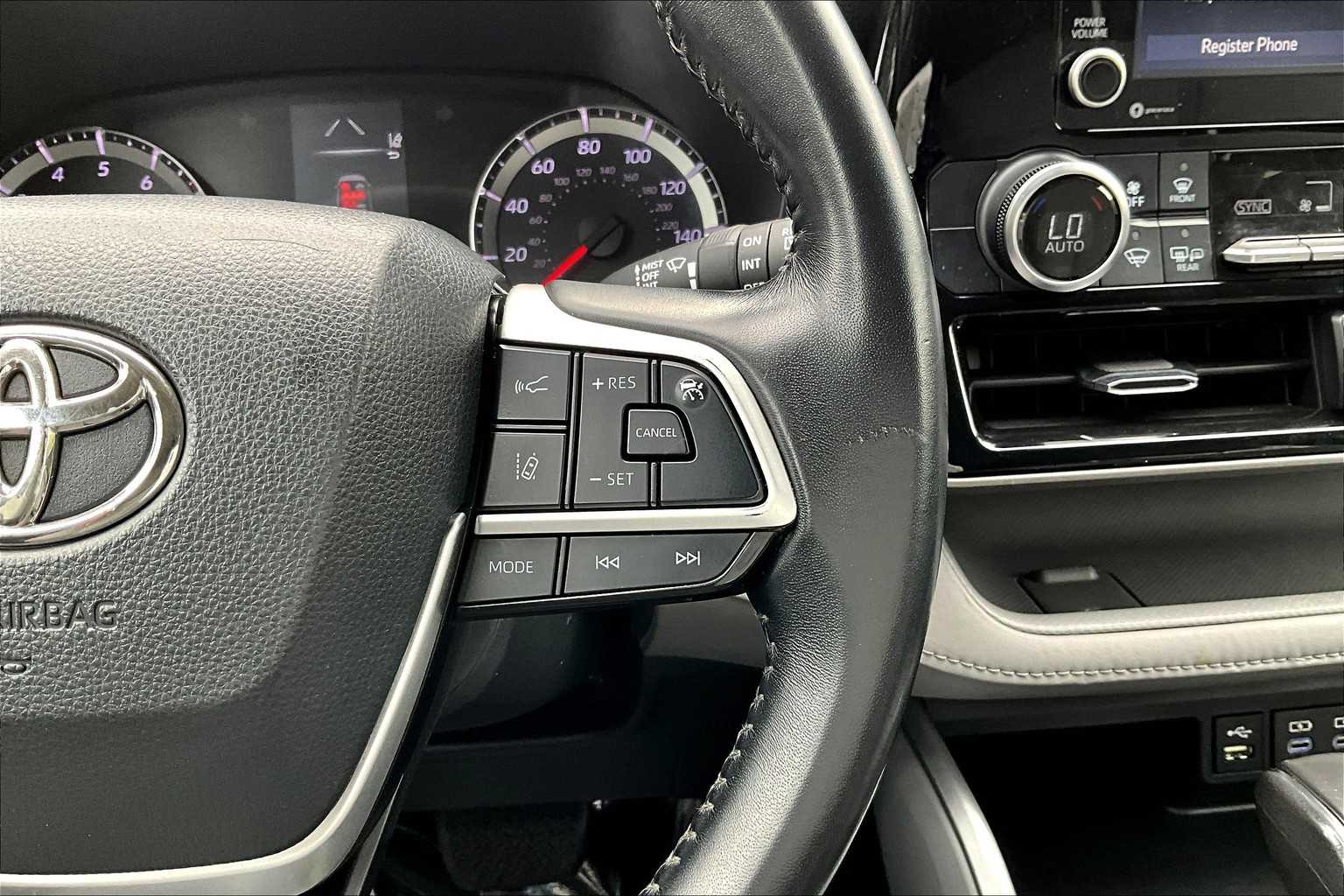 2022 Toyota Highlander LE photo 22