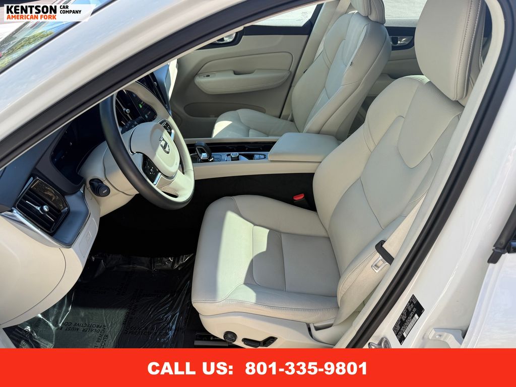 2024 Volvo XC60 Core photo 25