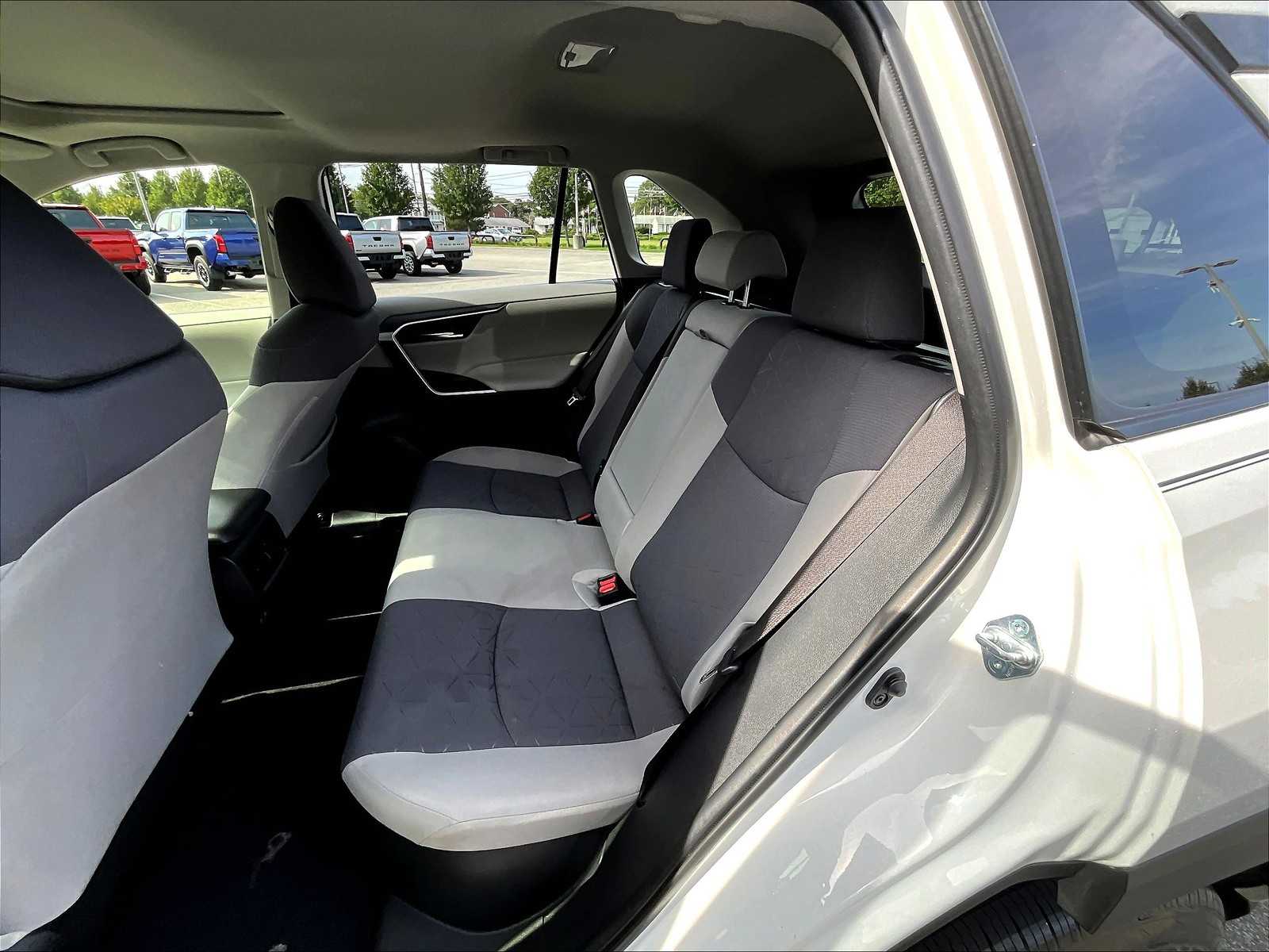 2021 Toyota RAV4 XLE photo 15