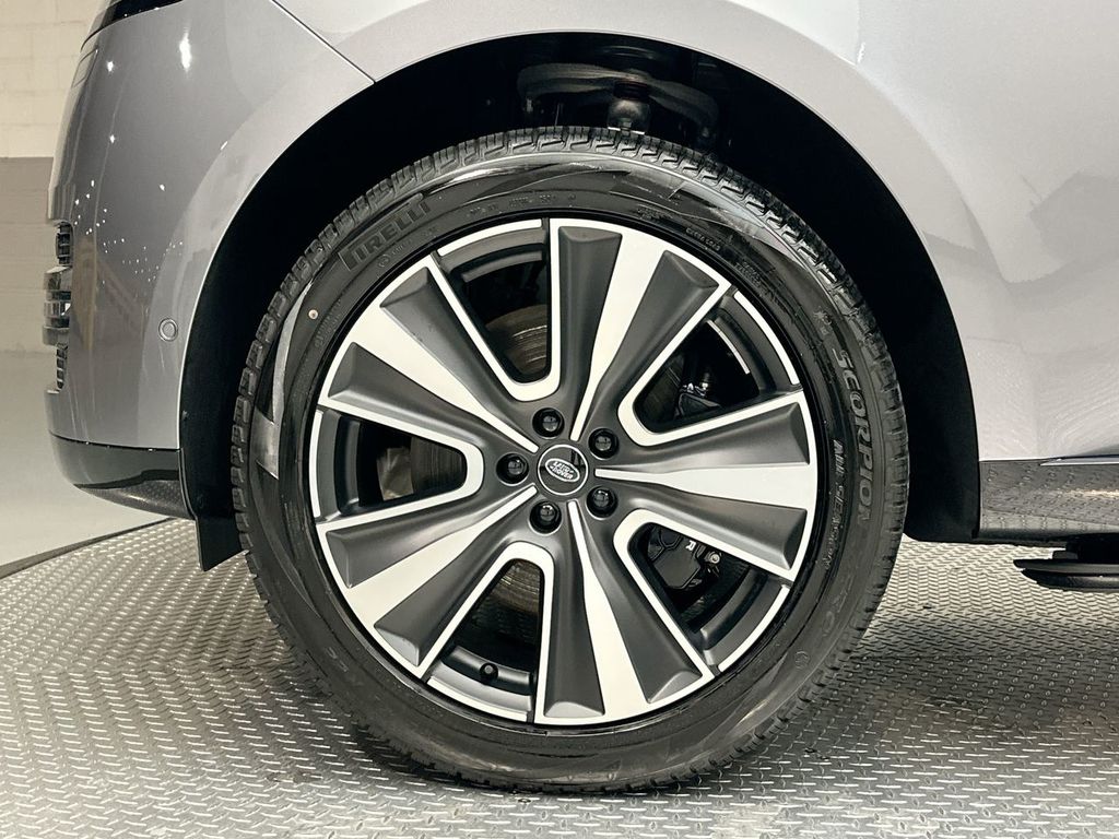 2025 Land Rover Range Rover SE photo 4