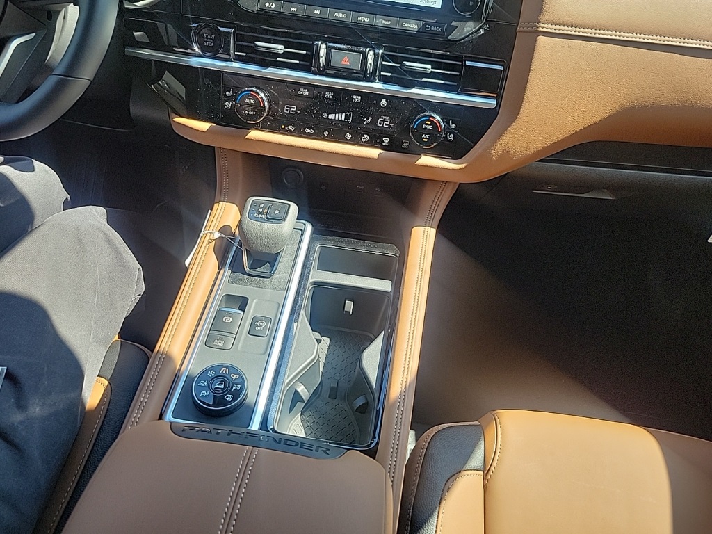 2025 Nissan Pathfinder Platinum photo 18