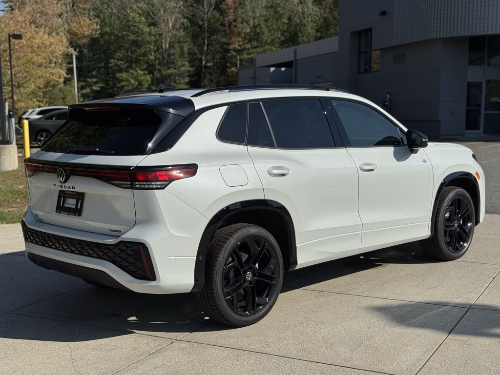 2025 Volkswagen Tiguan SE R-Line Black photo 4