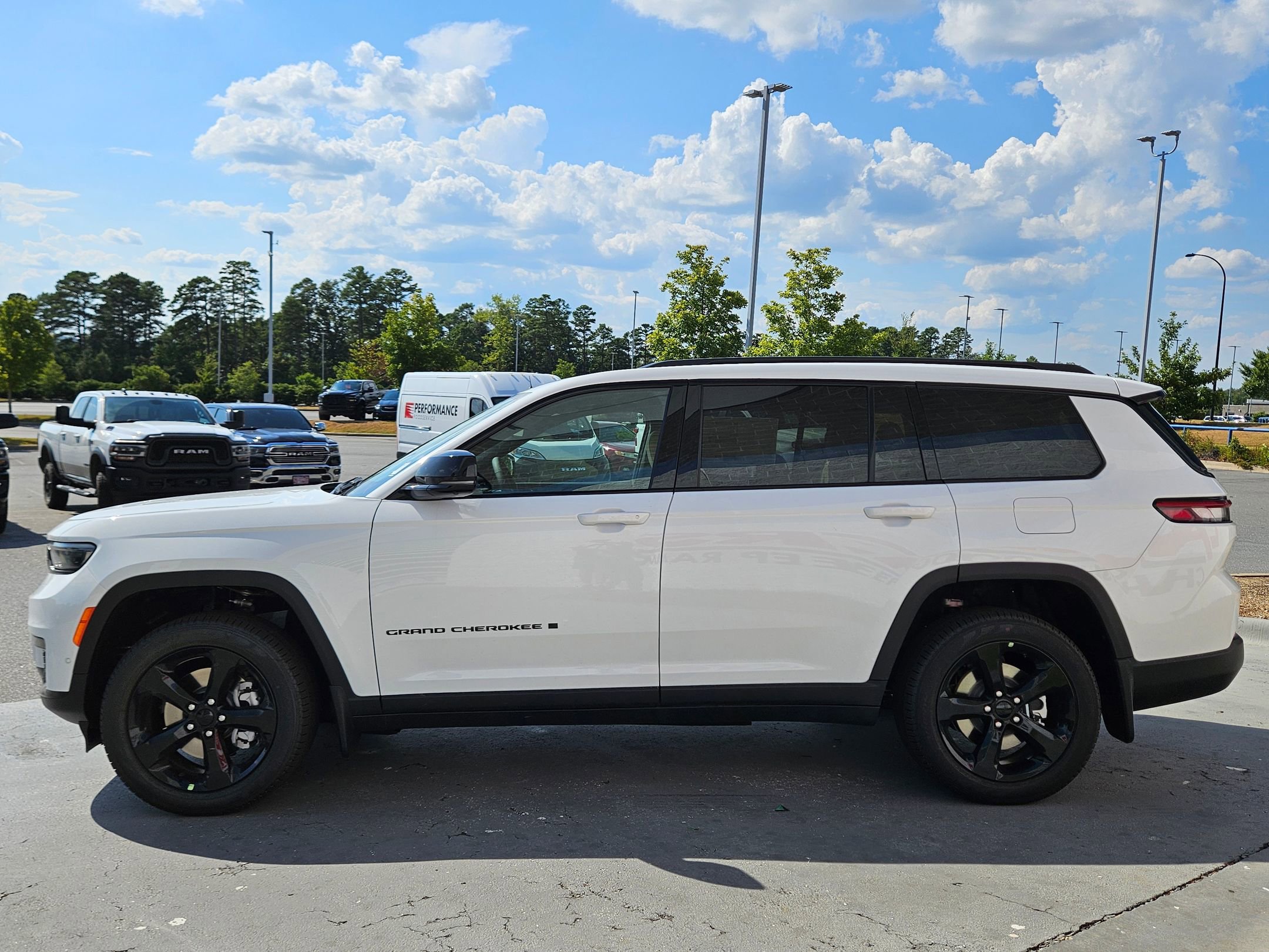 2025 Jeep Grand Cherokee Limited photo 3