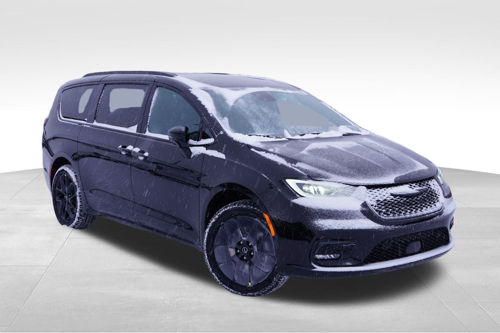 2026 Chrysler Pacifica Select's photo