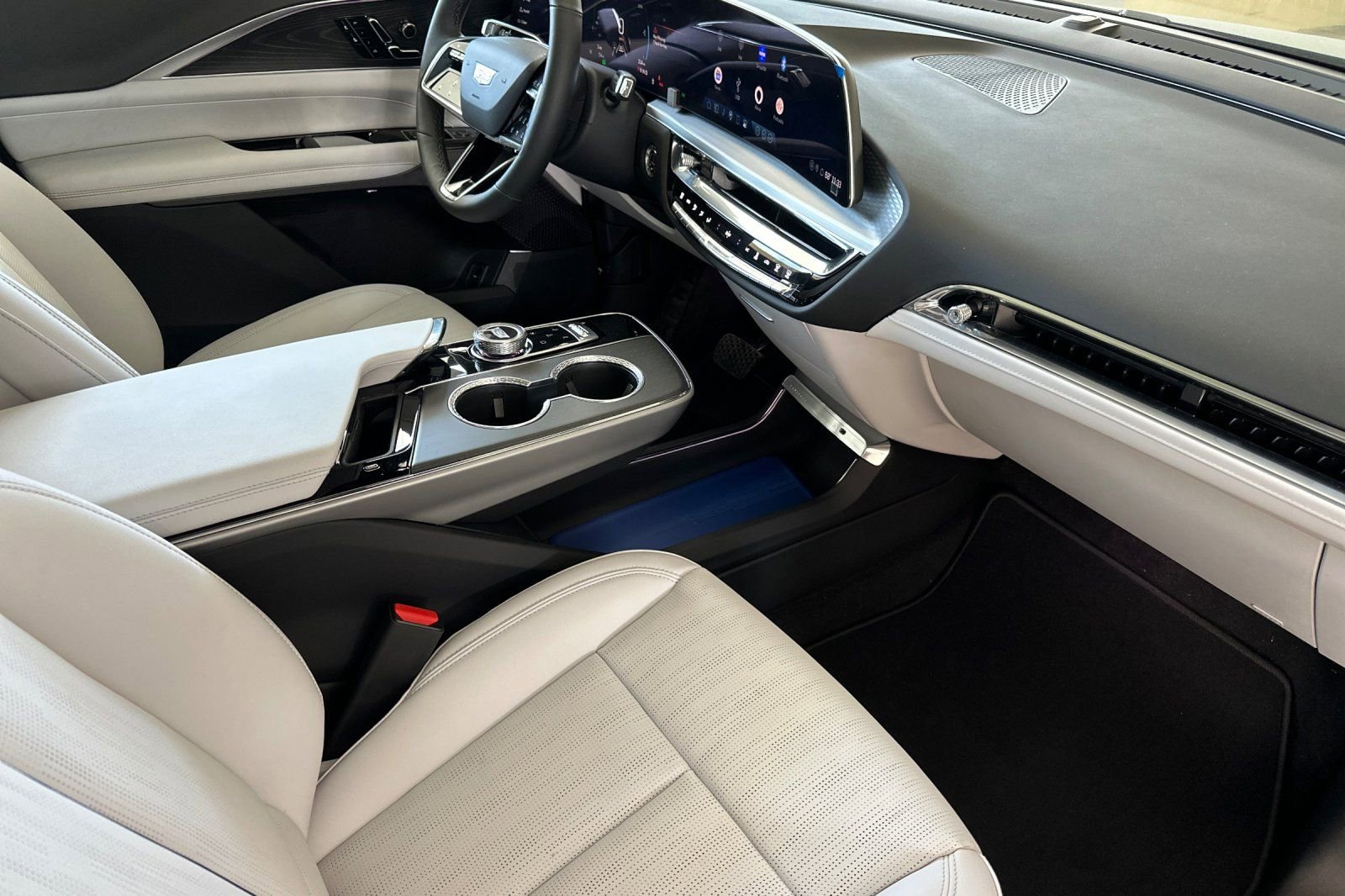 2025 Cadillac Lyriq Luxury photo 13