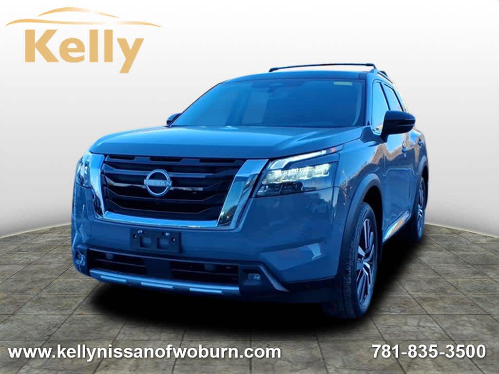 2025 Nissan Pathfinder Platinum's photo