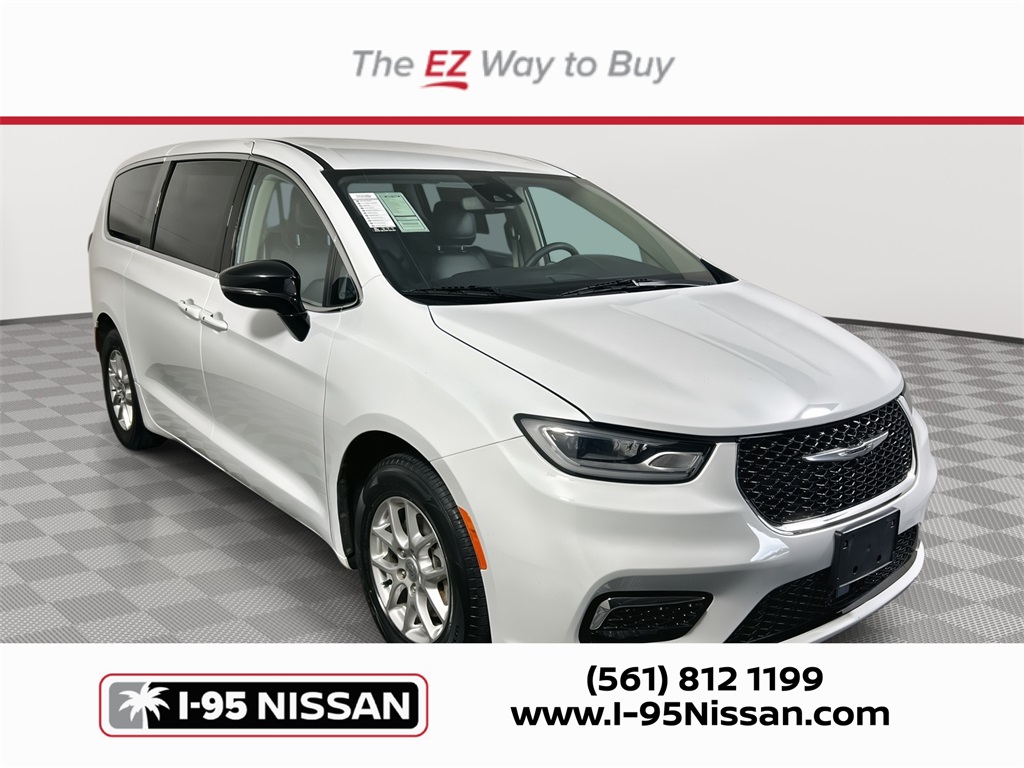 2024 Chrysler Pacifica Touring L's photo