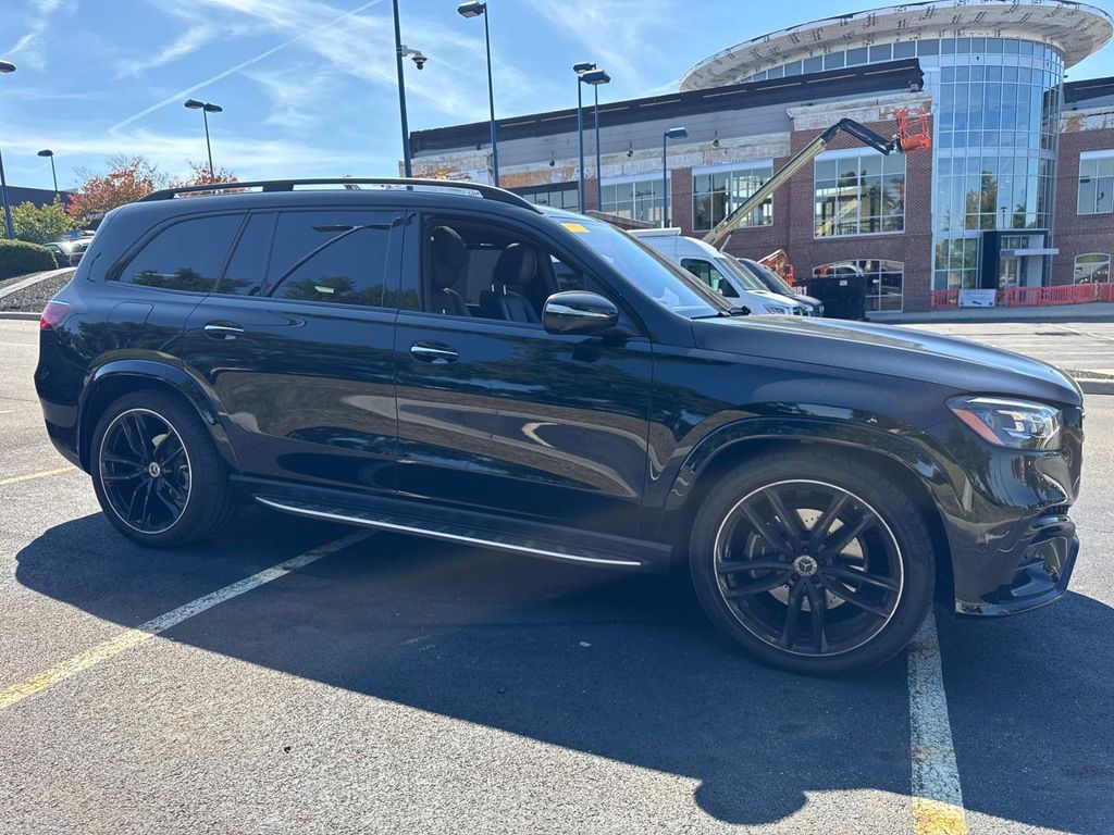 2025 Mercedes Benz GLS 580 4MATIC photo 7