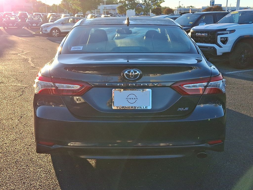 2019 Toyota Camry XLE photo 3
