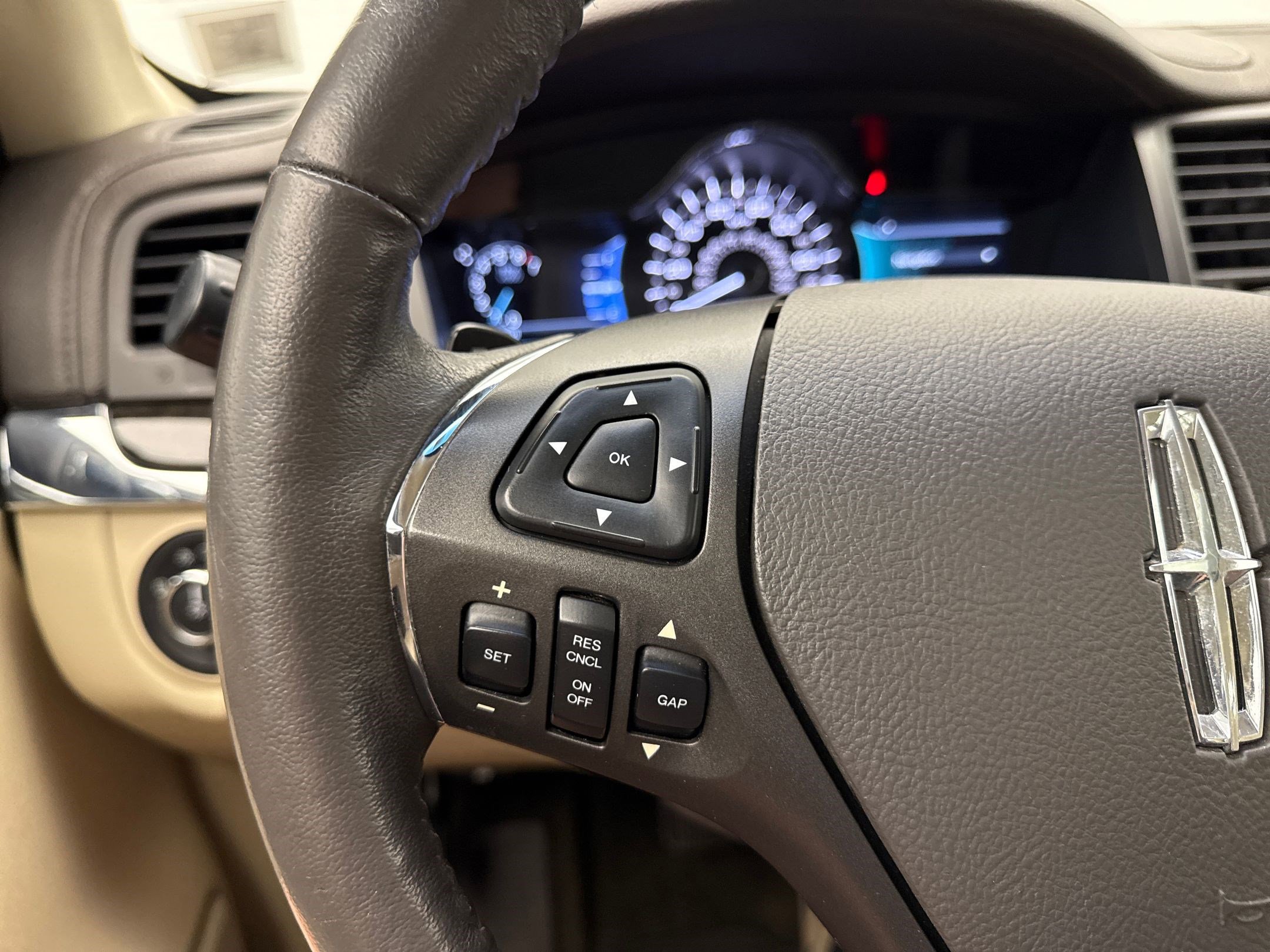 2014 Lincoln MKS EcoBoost photo 17
