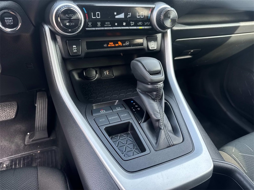 2024 Toyota RAV4 XLE photo 26