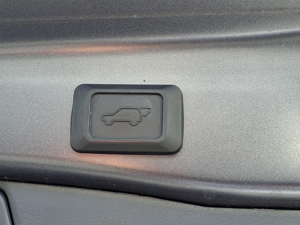 2023 Toyota RAV4 XLE Premium photo 22