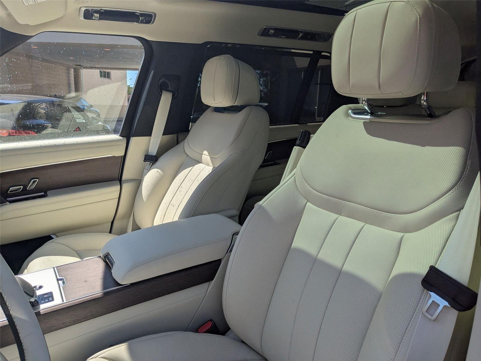 2025 Land Rover Range Rover SE photo 11