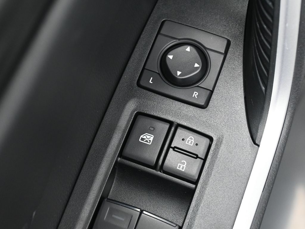 2022 Toyota RAV4 LE photo 9