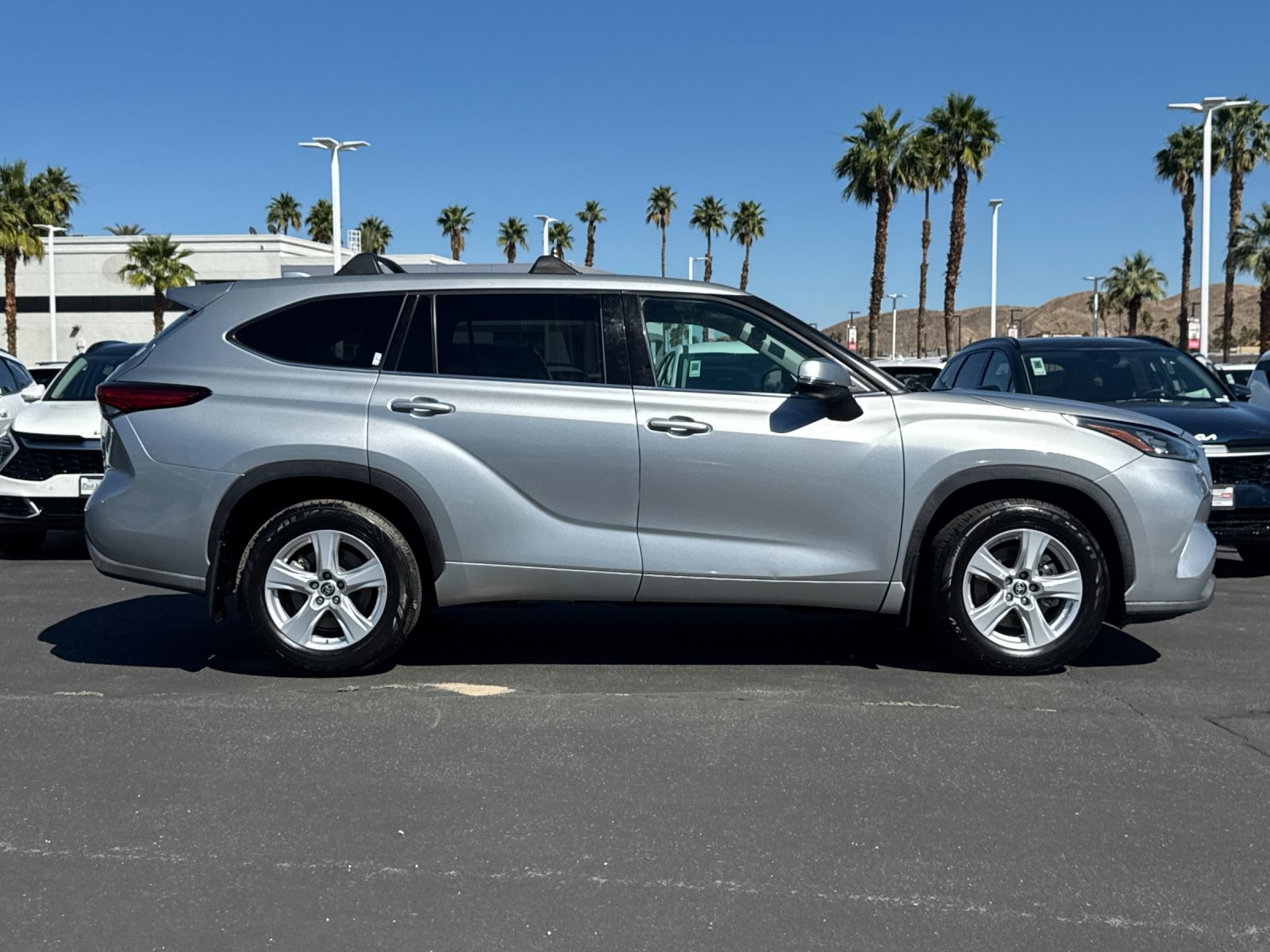2020 Toyota Highlander L photo 2