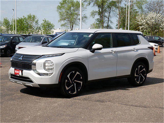 2023 Mitsubishi Outlander SE photo 3