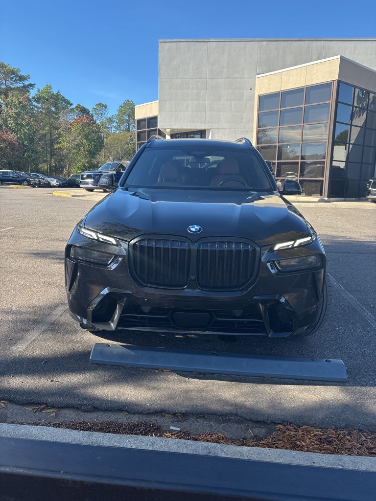2023 BMW X7 40i's photo