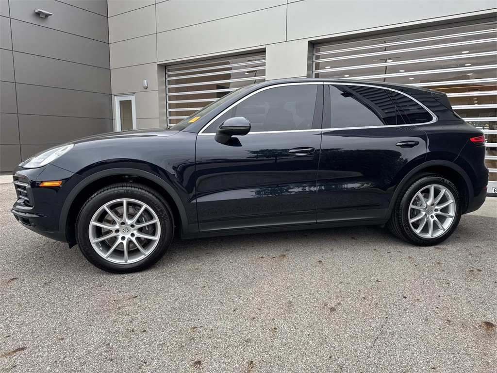 2023 Porsche Cayenne Platinum Edition photo 3
