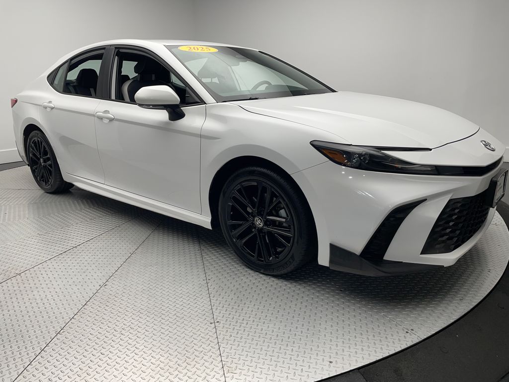 2025 Toyota Camry SE photo 3