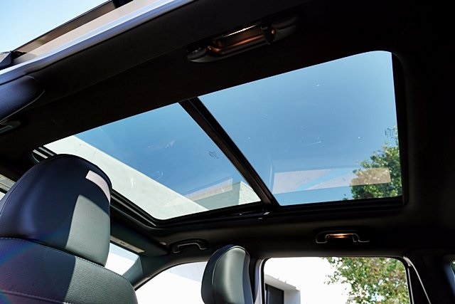 New 2025 Silver Zynith Metallic Clear-Coat Exterior Paint Jeep Limited image 19