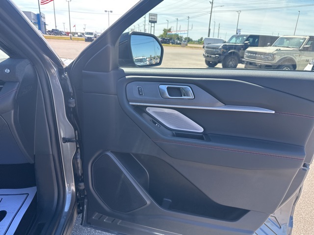 2025 Ford Explorer ST photo 7