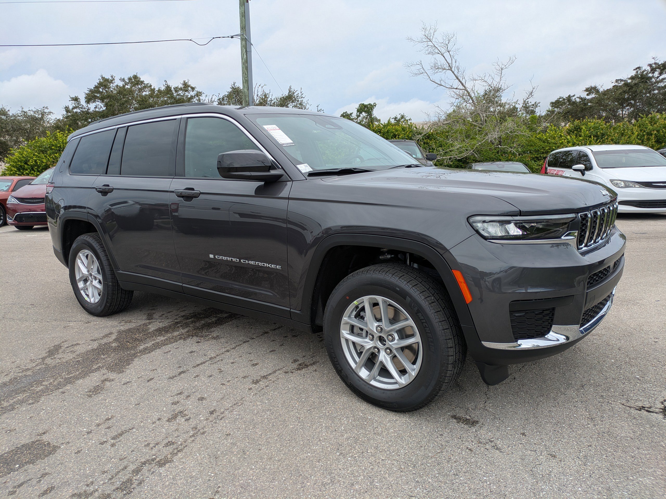 2025 Jeep Grand Cherokee Laredo X photo 2