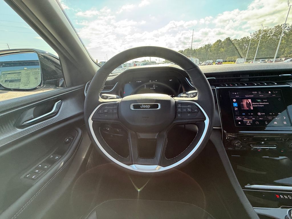 2025 Jeep Grand Cherokee Altitude photo 13