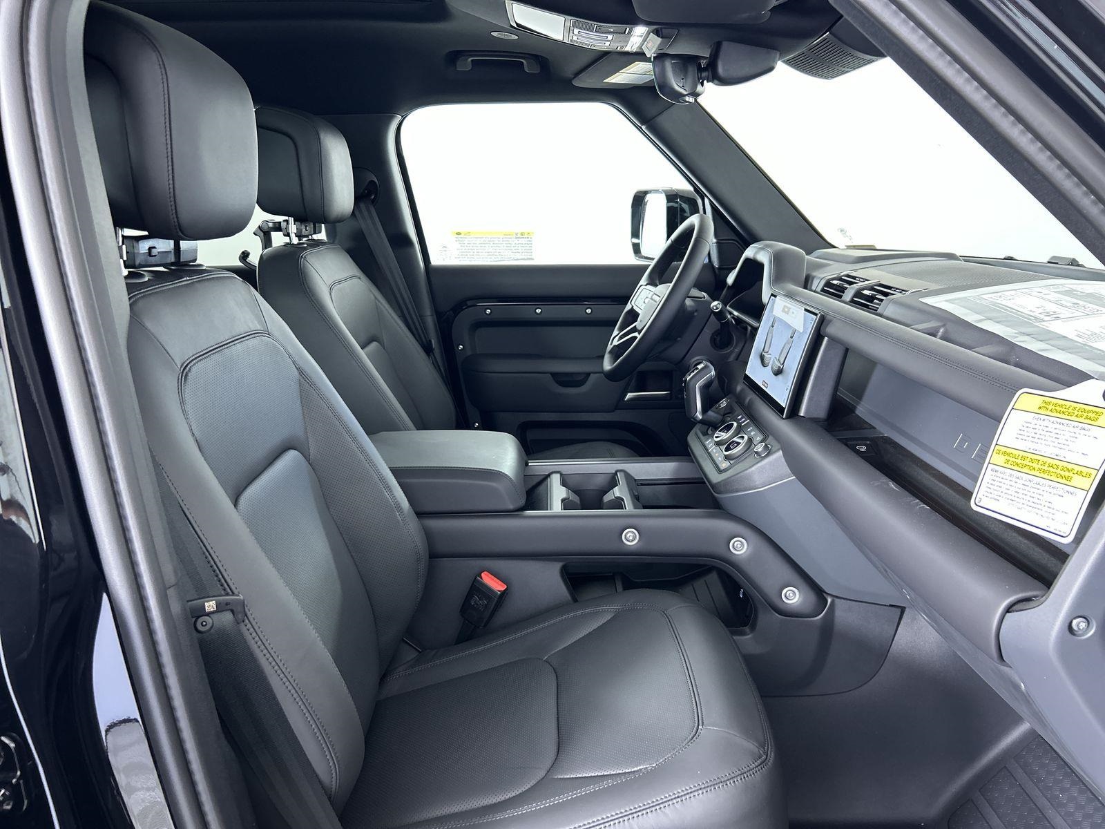 2025 Land Rover Defender 130 X-Dynamic SE photo 30