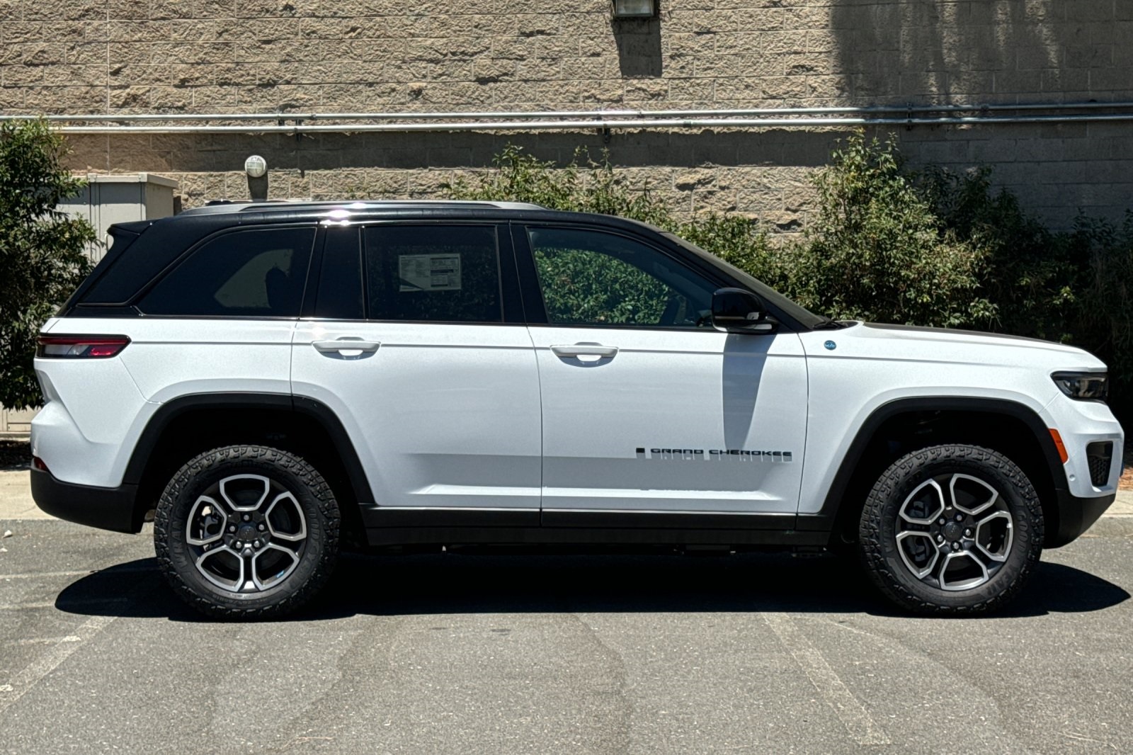 2023 Jeep Grand Cherokee Trailhawk 4xe photo 2