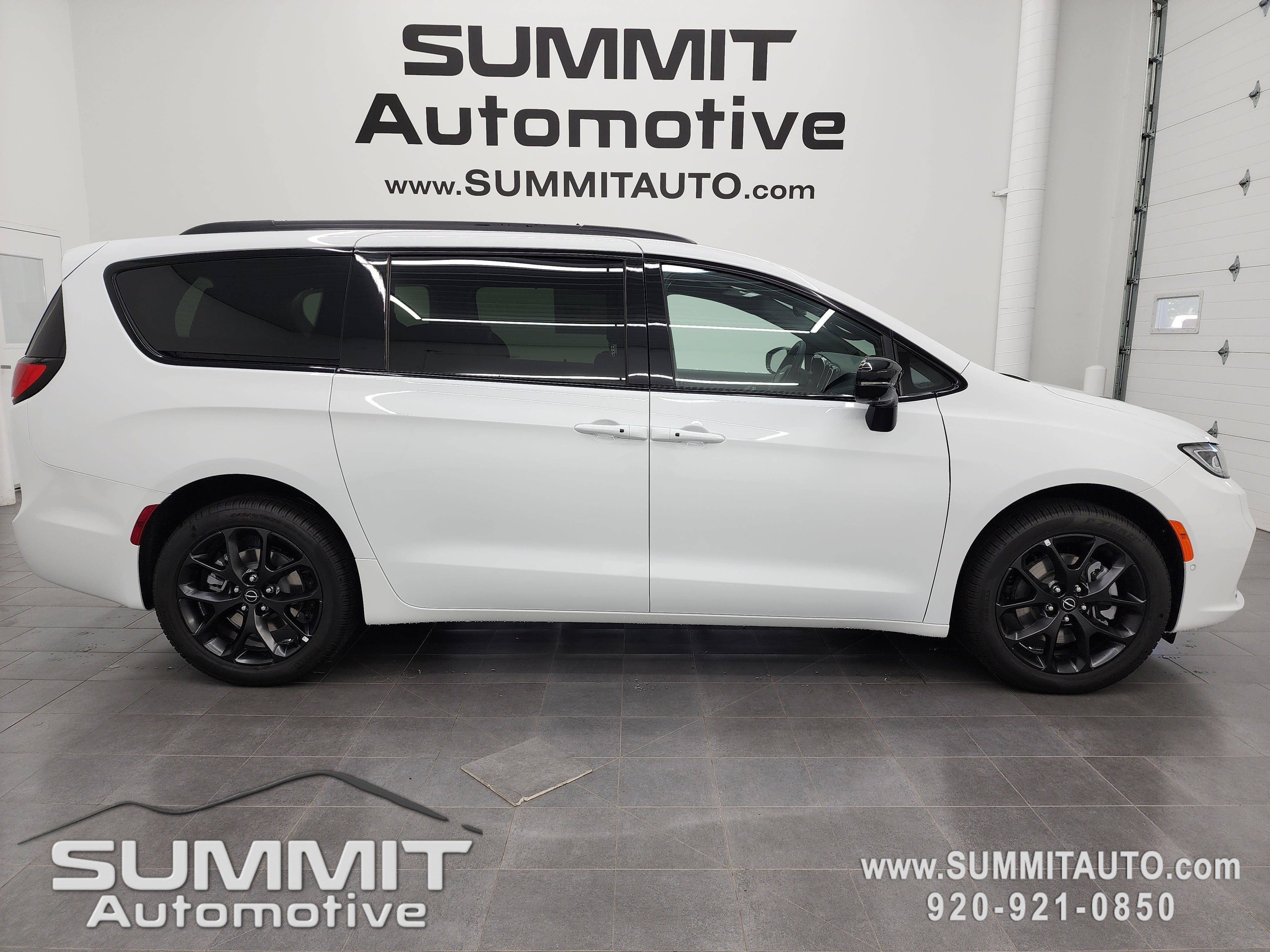 2026 Chrysler Pacifica Limited's photo