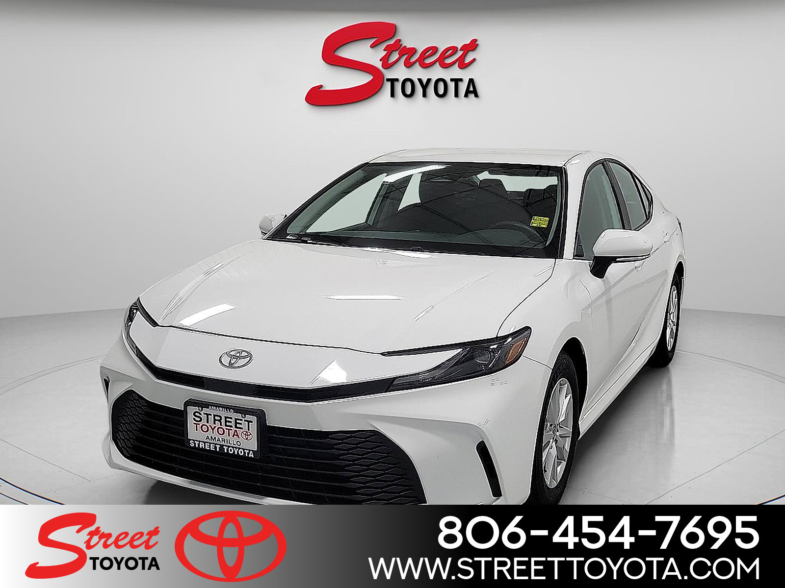 2025 Toyota Camry LE's photo