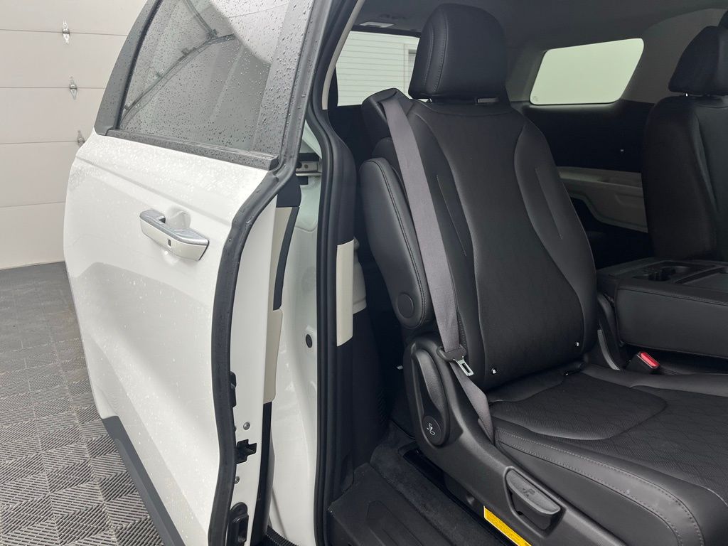 2024 Kia Carnival LX photo 32