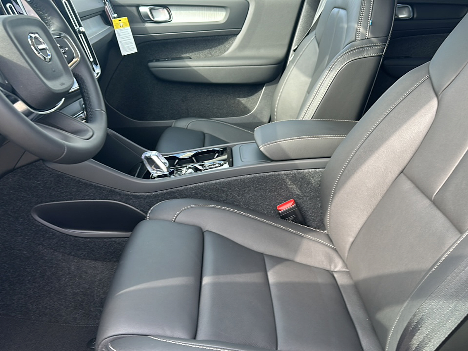 2026 Volvo XC40 Plus photo 2