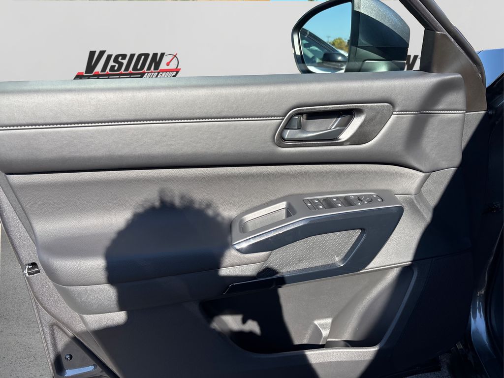 2025 Nissan Pathfinder SV photo 15