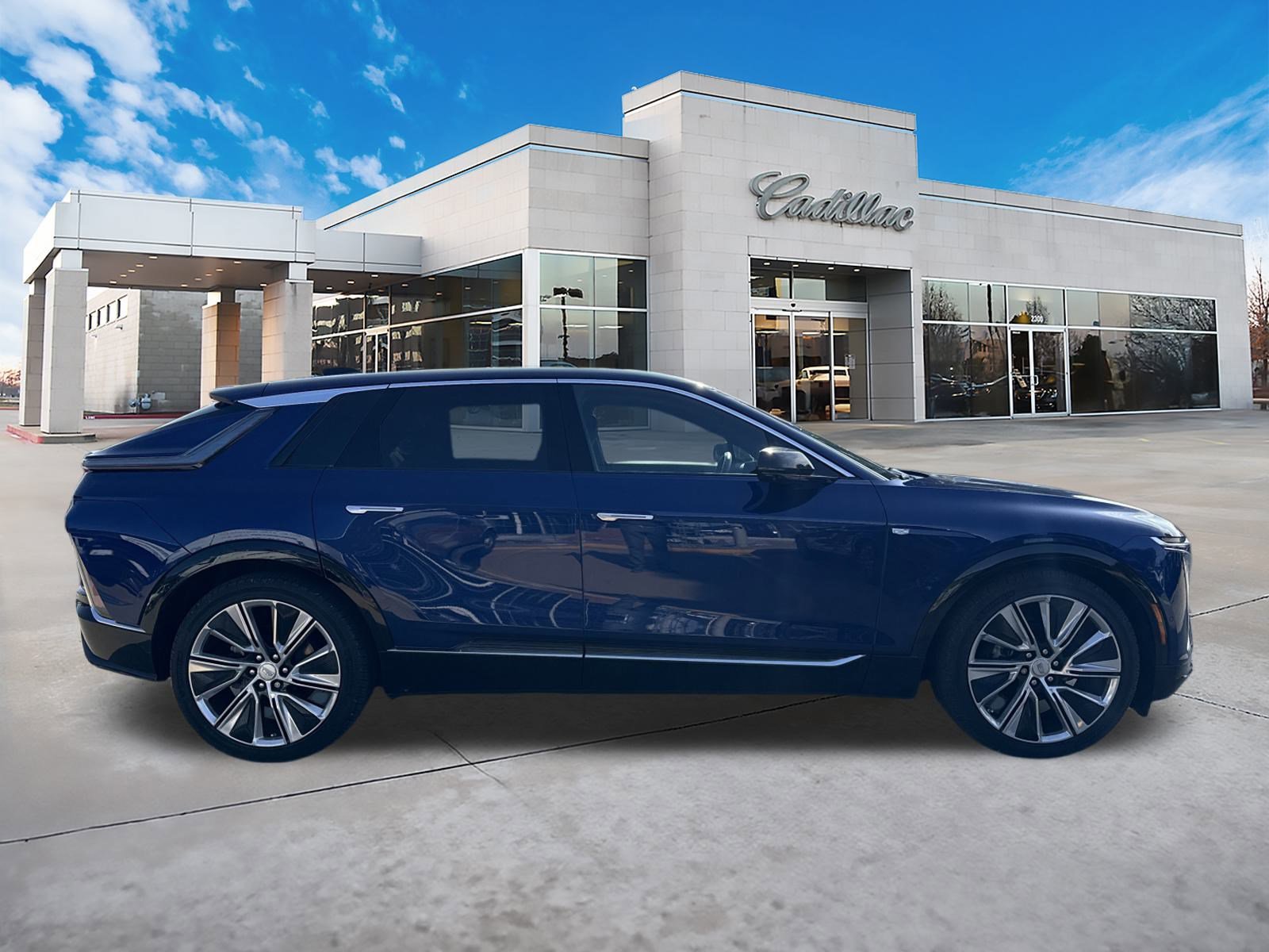Certified 2024 Cadillac LYRIQ Luxury 3 with VIN 1GYKPSRL2RZ137800 for sale in Bentonville, AR