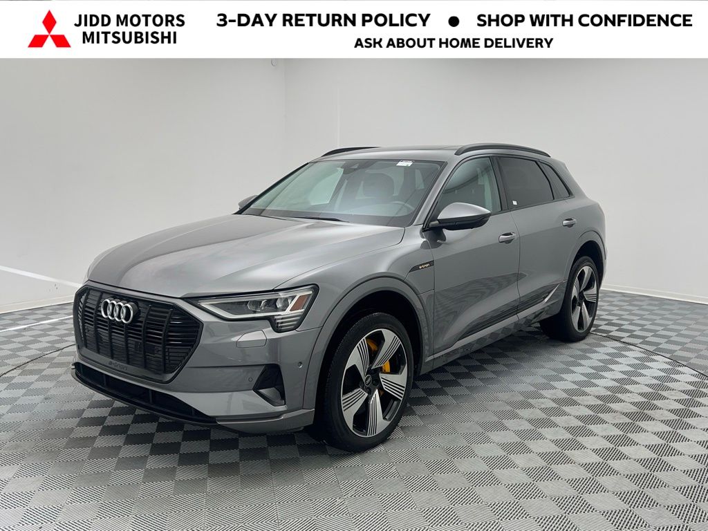 2022 Audi e-tron Premium Plus's photo