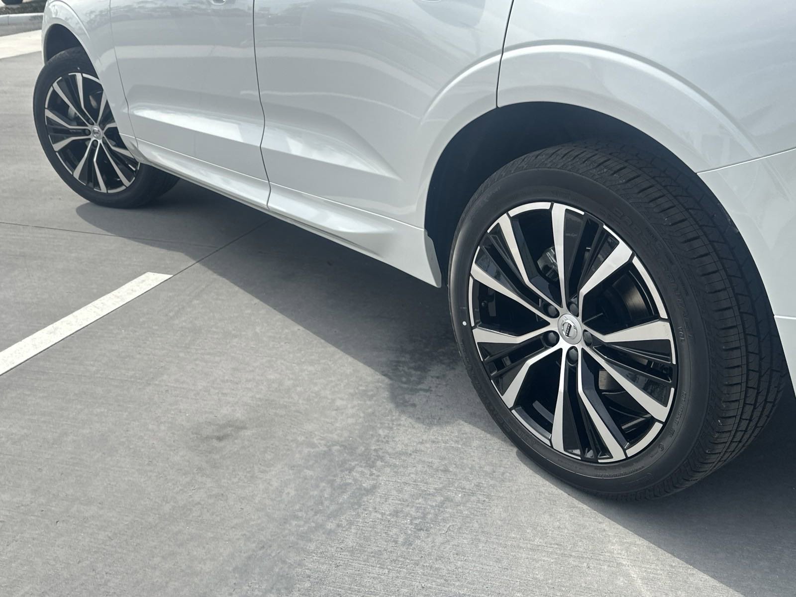 2025 Volvo XC60 B5 Plus photo 4